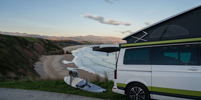 Surfer mit Campervan in Portugal