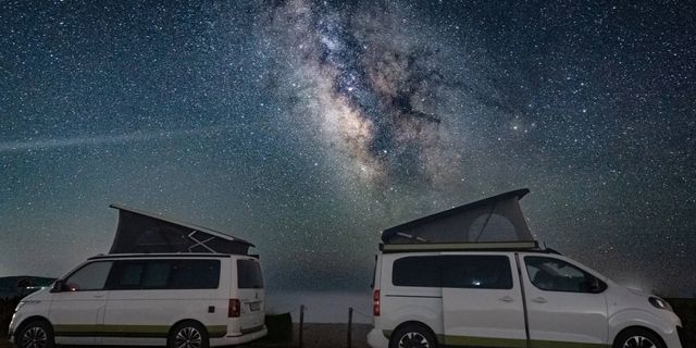 Campervans bei Nacht mit Sternenhimmel