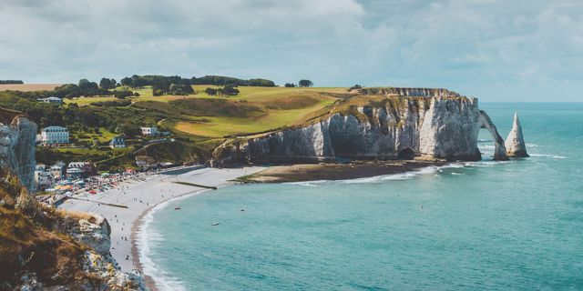 Blick auf das Meer und den Strand von Étretat in Frankreich. Wir haben eine Route erstellt für deine Wohnmobil Rundreise Frankreich!