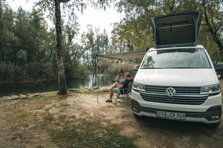 Camper an einem Fluss im Wald in Slowenien