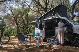 Camper auf Campingplatz auf Korsika