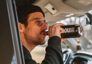 Mann trinkt im Camper Limo