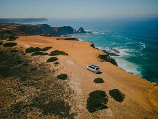 Wintering in Portugal with motorhome: Bird's eye view of campers on the coast