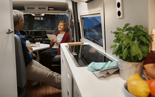 VW Grand California 680 Ehepaar im Innenraum