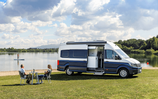 VW Grand California 680 steht vor See